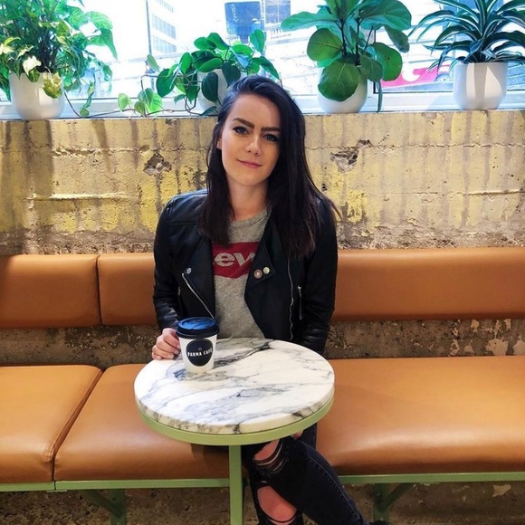 ❤️Levi's Tee Shirt❤️ - Picture 2 of 6